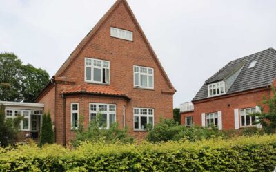 Villa med dannebrogsvinduer med solglas